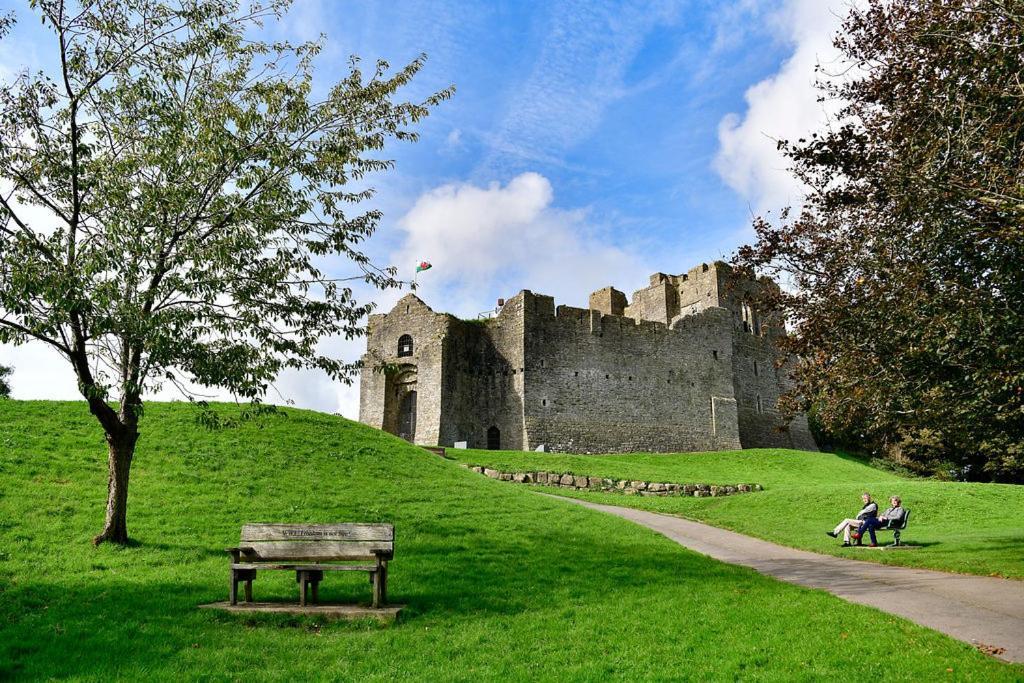 Spacious 2 Bedroom Apartment In The Heart Mumbles エクステリア 写真