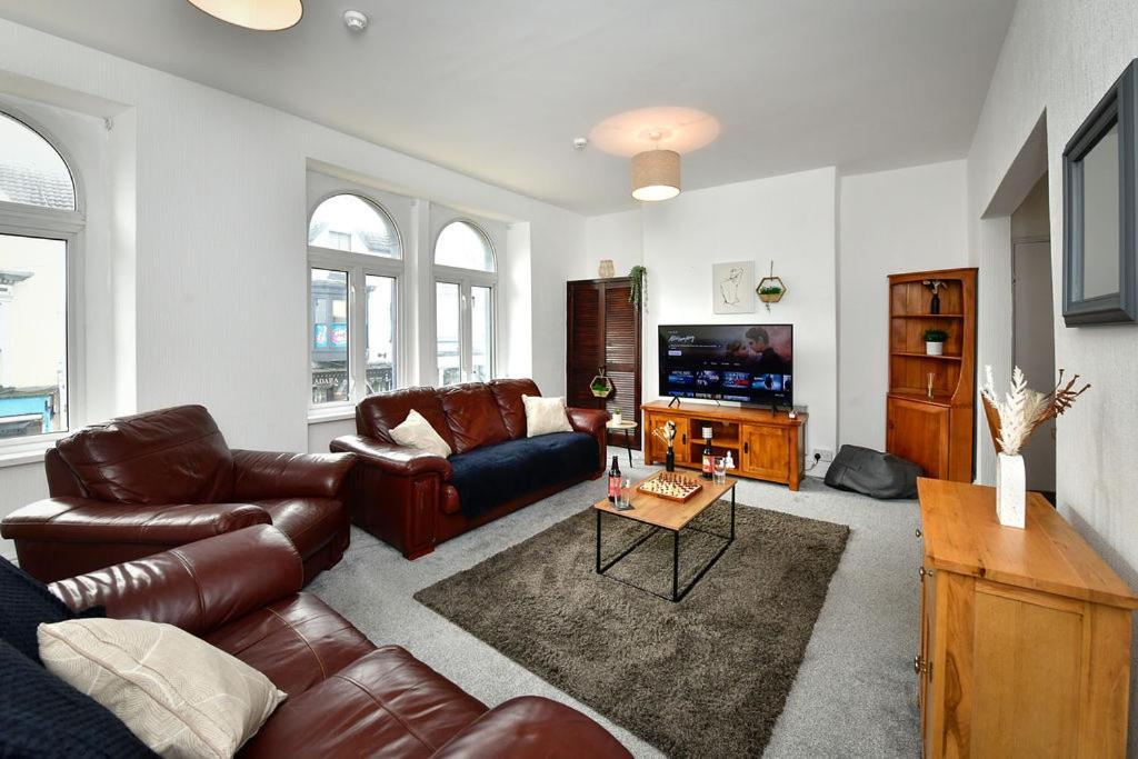 Spacious 2 Bedroom Apartment In The Heart Mumbles エクステリア 写真