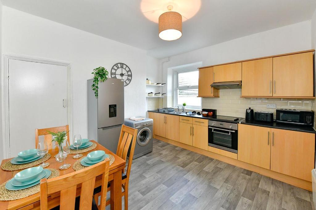 Spacious 2 Bedroom Apartment In The Heart Mumbles エクステリア 写真
